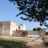 Dotato di un locale sotterraneo, si innalza su due piani e presenta due nuclei ben distinti...